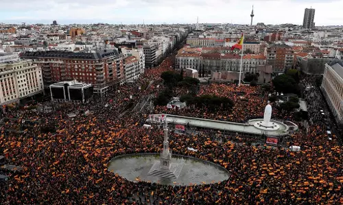 കാറ്റലോണിയ വിഘടനവാദികളുമായി ചര്‍ച്ചക്ക് തയ്യാറെടുക്കുന്ന പ്രധാനമന്ത്രിക്കെതിരെ സ്പെയിനില്‍ വന്‍ പ്രതിഷേധം