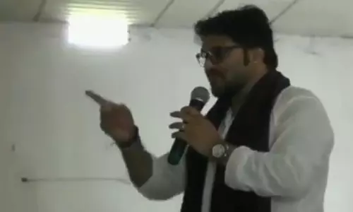 വീല്‍ചെയര്‍ വിതരണ ചടങ്ങിനിടെ എഴുന്നേറ്റ് നടന്നതിന് കാലുതല്ലിയൊടിക്കുമെന്ന് കേന്ദ്രമന്ത്രിയുടെ ഭീഷണി