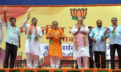 ഗോവയിലെ അധികാര തര്ക്കം; കോണ്ഗ്രസ് എം.എല്.എമാര് ബിജെപി പക്ഷത്തേക്ക് ചായുന്നതായി സൂചന ഗോവയിലെ അധികാര തര്ക്കം; കോണ്ഗ്രസ് എം.എല്.എമാര് ബിജെപി പക്ഷത്തേക്ക് ചായുന്നതായി സൂചന