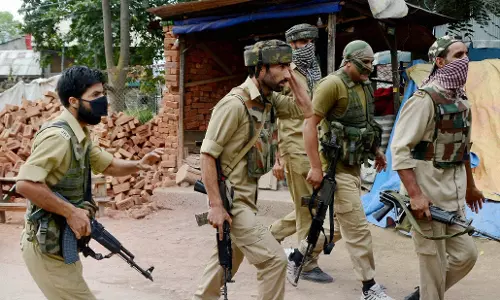 ജമ്മു കശ്മീരിൽ മൂന്ന് പോലീസുകാരെ തട്ടിക്കൊണ്ട് പോയി കൊലപ്പെടുത്തി