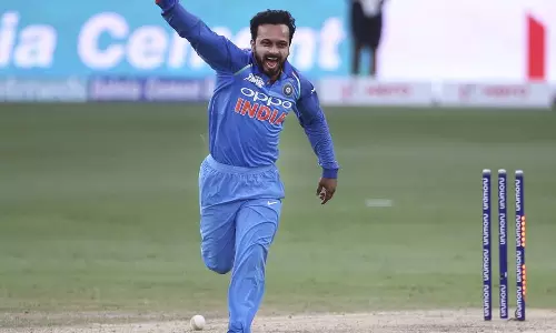 പാകിസ്താനെ എറിഞ്ഞിട്ട് ഇന്ത്യ