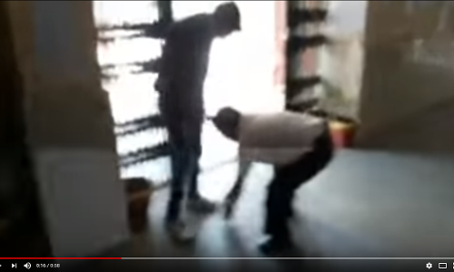 അധ്യാപകന്‍ ദേശദ്രോഹിയെന്ന് എ.ബി.വി.പി‍; വിദ്യാര്‍ത്ഥികളുടെ കാലുപിടിച്ച് അധ്യാപകന്‍; വീഡിയോ വൈറല്‍