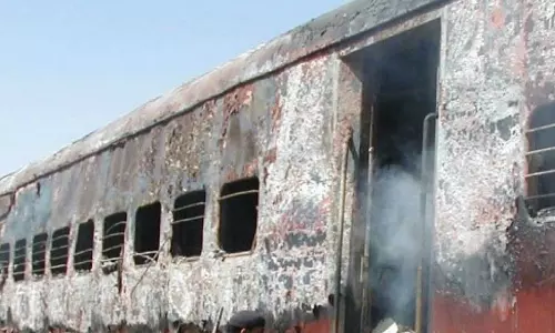 ഗുജറാത്ത് കലാപത്തെക്കുറിച്ചുള്ള പുസ്തകം; മൂന്ന് പേര്‍ക്കെതിരെ കേസ് 