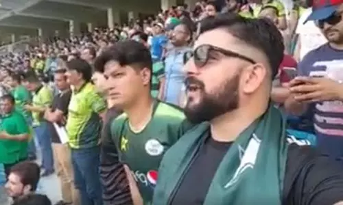 ഇന്ത്യന്‍ ദേശീയഗാനം ആലപിച്ച് പാക് ക്രിക്കറ്റ് ആരാധകന്‍ - വീഡിയോ