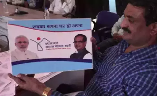 വീടുകളില്‍ നിന്ന് മോദിയുടെയും  ചൌഹാന്‍റെയും ചിത്രങ്ങള്‍ നീക്കണം: മധ്യപ്രദേശ് ഹൈക്കോടതി