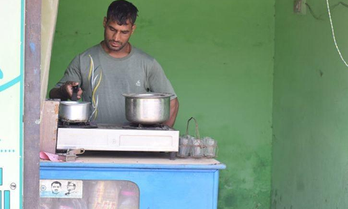 മെഡലുകള്‍ വയര്‍ നിറക്കില്ല; ഇന്ത്യയിലെ ഒന്നാം നമ്പര്‍ ലൈറ്റ്‍വെയ്റ്റ് ബോക്സര്‍ ജീവിക്കുന്നത് ചായക്കട നടത്തി