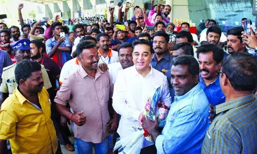 തെരഞ്ഞെടുപ്പ്​ തന്ത്രം മെനയുന്നത്​ ഡോണൾഡ്​ ട്രംപിന്റെ ചീഫ്​ കാമ്പയിനർ; ജ​ന​സ​മ്പ​ർ​ക്ക പ​രി​പാ​ടി​ക​ൾ​ക്ക്​ തു​ട​ക്കം ​കു​റി​ച്ച്​ കമൽഹാസ​ന്‍