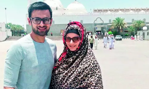 ‘പുയ്യാപ്പിളേ...മാലിക്ക് പുയ്യാപ്പിളേ...’ മലയാളി ആരാധകന്റെ വിളി കേട്ട് ഷൊയ്ബ് മാലിക്ക് ‘പുയ്യാപ്പിളേ...മാലിക്ക് പുയ്യാപ്പിളേ...’ മലയാളി ആരാധകന്റെ വിളി കേട്ട് ഷൊയ്ബ് മാലിക്ക്