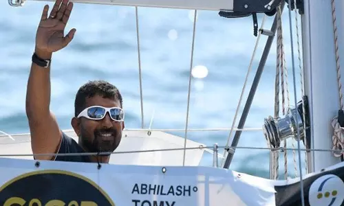 കടലില്‍ കുടുങ്ങിയ മലയാളി നാവികന്‍ അഭിലാഷ് ടോമിയുടെ പായ് വഞ്ചി കണ്ടെത്തി