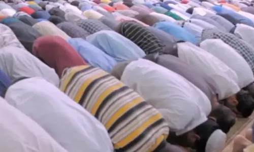 ഹിന്ദുപേര് സ്വീകരിക്കുക, തുറസ്സായ സ്ഥലത്ത് നമസ്കരിക്കാതിരിക്കുക, മതചിഹ്നങ്ങള്‍ ഉപയോഗിക്കാതിരിക്കുക:  മുസ്‍ലിംകളെ ഉപദേശിച്ച് പഞ്ചായത്ത്