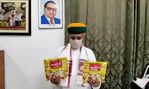 കോവിഡിനെ തുരത്താൻ ‘ഭാഭിജി പപ്പട’വുമായി ​കേന്ദ്രമന്ത്രി; സോഷ്യൽ മീഡിയയിൽ രൂക്ഷവിമർശനം