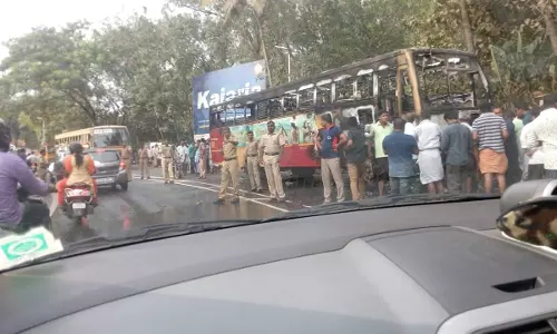 കെ.എസ്.ആര്‍.ടി.സി ബസില്‍ സ്കൂട്ടര്‍ ഇടിച്ചു; ബസിന് തീപിടിച്ചു