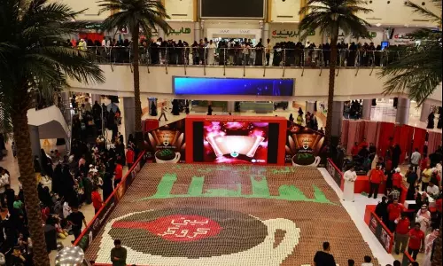 ലോകത്തിലെ ഏറ്റവും വലിയ മഗ്ഗ് കേക്ക് മൊസൈക്ക് നിര്‍മ്മിച്ച് സൌദി റെക്കോഡിലേക്ക്