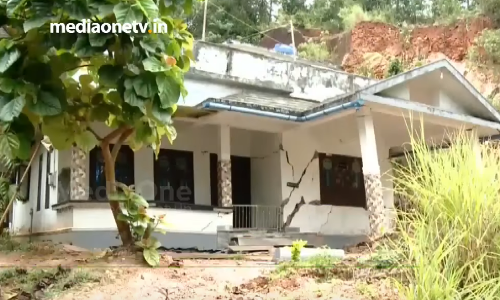 അടുക്കളഭാഗം പൂര്‍ണ്ണമായും മണ്ണിനടിയില്‍; വീടിന് മുകളിലേക്ക് വീണ മണ്ണ് നീക്കം ചെയ്യാന്‍ അധികൃതരുടെ അനുമതി കാത്ത് ഒരു കുടുംബം