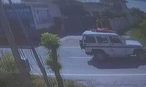 യുവതിയെ ജീപ്പിന് മുകളില്‍ കിടത്തി പൊലീസുകാരുടെ യാത്ര; റോഡില്‍ വീണ് യുവതിക്ക് ഗുരുതരപരിക്ക്