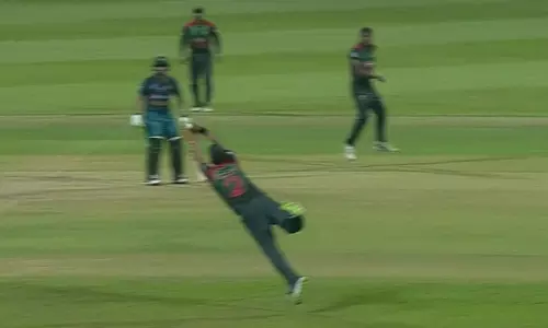 കിടിലന്‍ ക്യാച്ചുമായി മൊര്‍താസ; പുറത്തായത് മാലിക് 