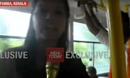 ബസിനുള്ളില് മൗസ്മിയെ ശബരിമല സമരക്കാര് ആക്രമിക്കുന്ന ദൃശ്യങ്ങള് പുറത്ത് ബസിനുള്ളില് മൗസ്മിയെ ശബരിമല സമരക്കാര് ആക്രമിക്കുന്ന ദൃശ്യങ്ങള് പുറത്ത്