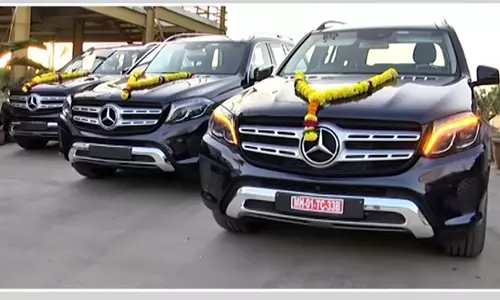 ജീവനക്കാര്‍ക്ക് ഒരു കോടിയുടെ മെഴ്‌സിഡസ് ബെന്‍സ് സമ്മാനിച്ച് വജ്ര വ്യാപാരി