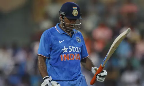 ധോണിയുടെ ‘തുഴച്ചില്‍’ കണ്ട്  കലിയടങ്ങാതെ ആരാധകര്‍