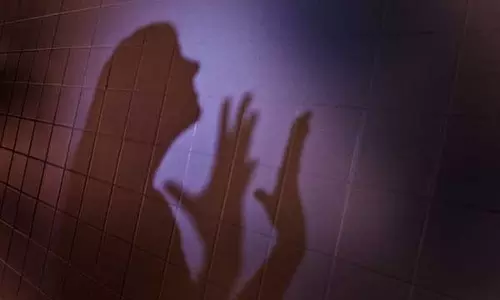 നവ വധുവിനെ തന്ത്രിയും ഭർത്താവിന്റെ സുഹൃത്തുക്കളും ക്രൂര ബലാത്സംഗത്തിനിരയാക്കി   