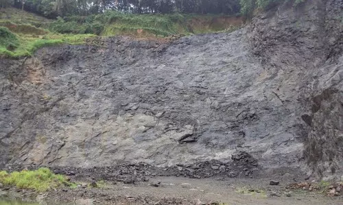 മലപ്പുറം ഓടക്കയത്തെ ക്വാറികള്‍‌ക്കെതിരെ നാട്ടുകാരുടെ പ്രതിഷേധം, ആത്മഹത്യാഭീഷണി
