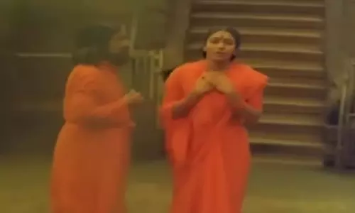 ശബരിമലയിലെ പതിനെട്ടാം പടിയില് നൃത്തം ചെയ്യുന്ന ജയശ്രീ; പഴയെ ഗാനം സോഷ്യൽ മീഡിയയിൽ ട്രെൻഡിങ് ശബരിമലയിലെ പതിനെട്ടാം പടിയില് നൃത്തം ചെയ്യുന്ന ജയശ്രീ; പഴയെ ഗാനം സോഷ്യൽ മീഡിയയിൽ ട്രെൻഡിങ്