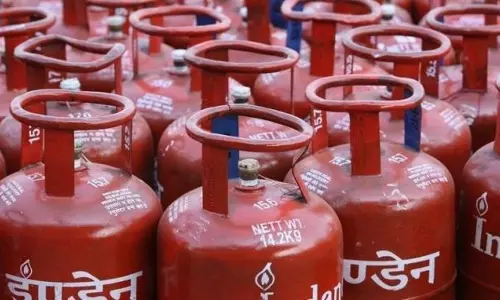 വീണ്ടും ഇരുട്ടടി,പാചക വാതക വില വീണ്ടും വര്‍ധിപ്പിച്ചു  