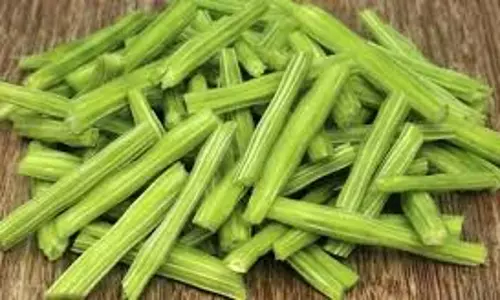 വെറും കോലനല്ല, വമ്പനാണ് ഈ മുരിങ്ങാക്കോല്‍