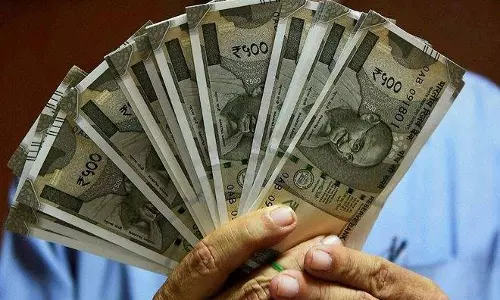 പെട്രോൾ വില ഇനിയും ഉയരുന്ന സാഹചര്യത്തിൽ രൂപയുടെ മൂല്യതകർച്ച തുടരുമെന്ന്​ സാമ്പത്തിക വിദഗ്​ധർ