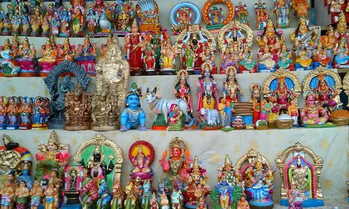 കളിമണ്ണിനെ കവിതയാക്കുന്ന പഴനിയും ഭാര്യയും