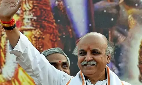 ‘ബി.ജെ.പിക്ക് വോട്ടുചെയ്തത് ഹിന്ദുവിന്റെ അഭിമാനം സംരക്ഷിക്കാന്, 48 മണിക്കൂറിനകം ഓര്ഡിനന്സ് ഇറക്കണം’; ഭീഷണിയുമായി പ്രവീണ് തൊഗാഡിയ ‘ബി.ജെ.പിക്ക് വോട്ടുചെയ്തത് ഹിന്ദുവിന്റെ അഭിമാനം സംരക്ഷിക്കാന്, 48 മണിക്കൂറിനകം ഓര്ഡിനന്സ് ഇറക്കണം’; ഭീഷണിയുമായി പ്രവീണ് തൊഗാഡിയ