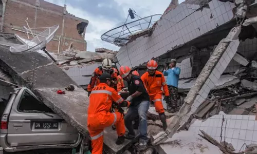 ഭൂചലനത്തിന്‍റെ നടുക്കം വിട്ടുമാറാതെ ഇന്തോനേഷ്യ; രക്ഷാപ്രവര്‍ത്തനം പുരോഗമിക്കുന്നു