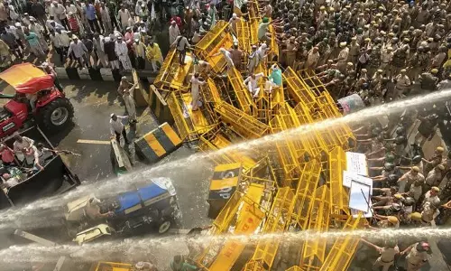 ഡല്ഹിയിലേക്ക് പ്രവേശിക്കാന് അനുമതി: കര്ഷക സമരം അവസാനിപ്പിച്ചു ഡല്ഹിയിലേക്ക് പ്രവേശിക്കാന് അനുമതി: കര്ഷക സമരം അവസാനിപ്പിച്ചു