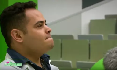 മാതാപിതാക്കളെ കാണാനാവാതെ ആറു വര്‍ഷത്തെ പഠനം; സഹപാഠികള്‍ ഒരുക്കിയ സ്നേഹസമ്മാനം കണ്ട് കണ്ണുനിറഞ്ഞ് വിദ്യാര്‍ഥി