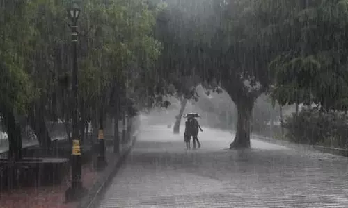 ആശങ്കയുയര്ത്തി കേരളതീരത്ത് ന്യൂനമര്ദ്ദം: കനത്ത കാറ്റിനും മഴയ്ക്കും സാധ്യത; മൂന്നു ജില്ലകളിൽ റെഡ് അലർട്ട് ആശങ്കയുയര്ത്തി കേരളതീരത്ത് ന്യൂനമര്ദ്ദം: കനത്ത കാറ്റിനും മഴയ്ക്കും സാധ്യത; മൂന്നു ജില്ലകളിൽ റെഡ് അലർട്ട്