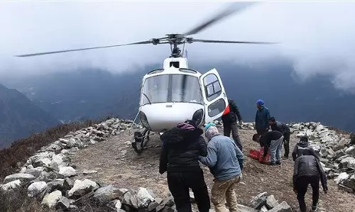 നേപ്പാളില് ഹിമാലയന് മലനിരകളിലുണ്ടായ ശക്തമായ കാറ്റില് 7 പര്വതാരോഹകര് മരിച്ചു നേപ്പാളില് ഹിമാലയന് മലനിരകളിലുണ്ടായ ശക്തമായ കാറ്റില് 7 പര്വതാരോഹകര് മരിച്ചു