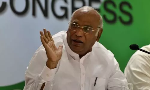 ബി.ജെ.പി - ആര്.എസ്.എസ് നേതാക്കളുടെ വീട്ടിലെ പട്ടി പോലും സ്വാതന്ത്ര്യസമരത്തില് കൊല്ലപ്പെട്ടിട്ടില്ല: ഖാര്ഗെ ബി.ജെ.പി - ആര്.എസ്.എസ് നേതാക്കളുടെ വീട്ടിലെ പട്ടി പോലും സ്വാതന്ത്ര്യസമരത്തില് കൊല്ലപ്പെട്ടിട്ടില്ല: ഖാര്ഗെ