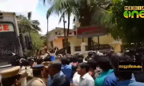 ശബരിമല: ദേവസ്വം പ്രസിഡന്റിന്റെ വീട്ടിലേക്ക് യുവമോര്‍ച്ച പ്രതിഷേധ മാര്‍ച്ച് നടത്തി