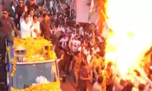 രാഹുല്‍ ഗാന്ധിയുടെ റോഡ് ഷോക്കിടെ ഗ്യാസ് ബലൂണിന് തീപിടിച്ചു