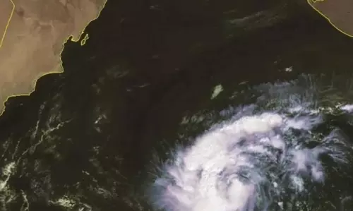 തീവ്ര ന്യൂനമര്‍ദം; ഒമാനില്‍ അടിയന്തര സാഹചര്യം നേരിടുന്നതിനായി തയ്യാറെടുപ്പുകള്‍ തുടങ്ങി