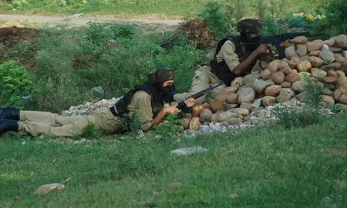 കശ്മീരില്‍ സൈന്യം ആറ് ഭീകരരെ വധിച്ചു