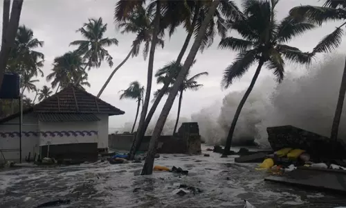 ഒ‍ഡീഷയെ വിറപ്പിച്ച് തിത്‍ലി ചുഴലിക്കാറ്റ്: 3 ലക്ഷം പേരെ മാറ്റിപാര്‍പ്പിച്ചു     