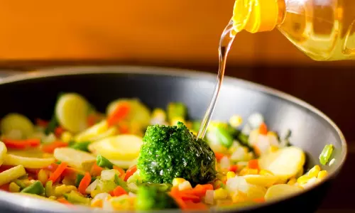 എണ്ണ വീണ്ടും ചൂടാക്കി ഉപയോഗിക്കുമ്പോള്‍ ശ്രദ്ധിക്കേണ്ടത്