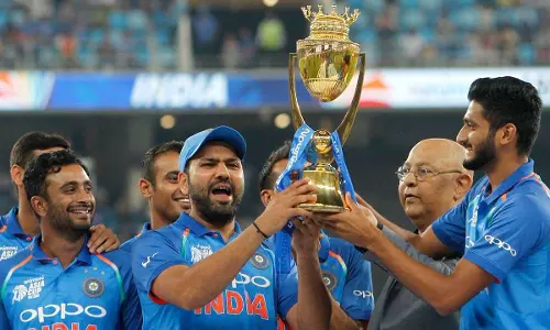 ധോണി രോഹിതിനോട് പറഞ്ഞു, ‘ആ ട്രോഫി ഖലീലിന് ഉയര്‍ത്താന്‍ കൊടുക്കണം’   