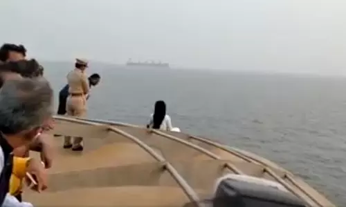 സെല്‍ഫിയെടുക്കാന്‍ സുരക്ഷാ ഉദ്യോഗസ്ഥരെ മുള്‍മുനയില്‍ നിര്‍ത്തി ഫട്നാവിസിന്‍റെ ഭാര്യ