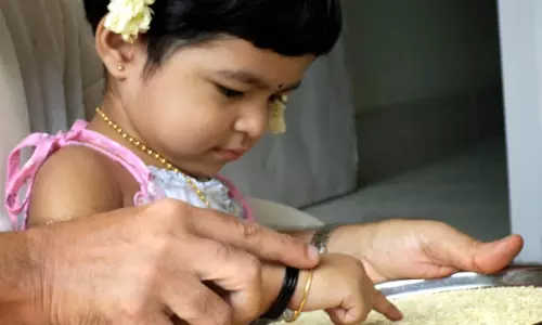 ഇന്ന് വിജയദശമി; കുരുന്നുകള്‍ ആദ്യാക്ഷര നിറവില്‍