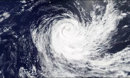 ചുഴലിക്കാറ്റ് ഒമാന്‍ തീരത്തോട് അടുക്കുന്നു; ജാഗ്രതാ നിര്‍ദേശം