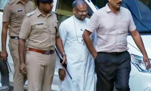 ഫ്രാങ്കോ മുളക്കലിനെതിരായ ബലാത്സംഗകേസ് നിരീക്ഷിച്ച് വരികയാണെന്നും സഭ വിശ്വാസികള്ക്കൊപ്പമെന്നും വത്തിക്കാന് ഫ്രാങ്കോ മുളക്കലിനെതിരായ ബലാത്സംഗകേസ് നിരീക്ഷിച്ച് വരികയാണെന്നും സഭ വിശ്വാസികള്ക്കൊപ്പമെന്നും വത്തിക്കാന്