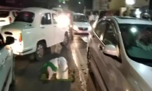 യോഗി ആദിത്യനാഥിന്റെ ഓഫീസിന് മുന്നിലെ റോഡില്‍ നിസ്‌കരിച്ച് പ്രതിഷേധം