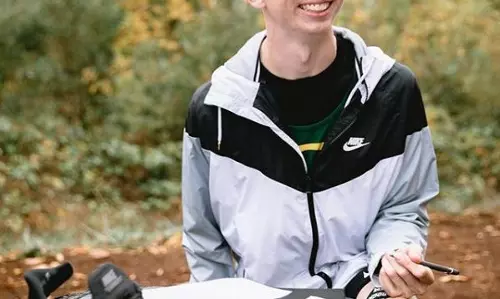 സെറിബ്രല്‍ പാഴ്‌സി ബാധിച്ച ഓട്ടക്കാരനെ സന്തോഷം കൊണ്ട് കരയിച്ച നൈക്